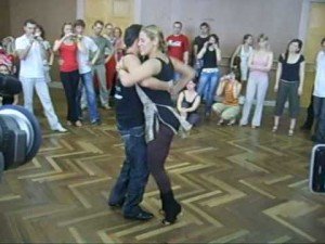 Aprende a bailar bachata con Luis Vazquez y Melissa