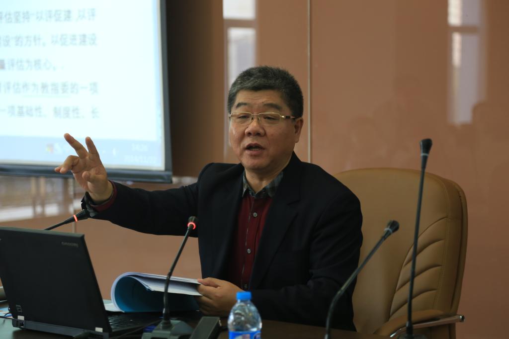 全国保险专业学位研究生教育指导委员会秘书长、88858cc永利院长郝演苏教授做报告