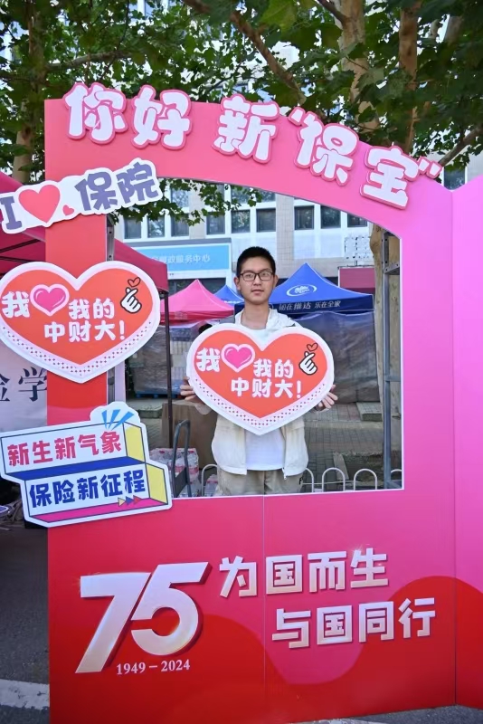 戴嘉博与父亲成为保险校友 戴嘉博与父亲成为保险校友